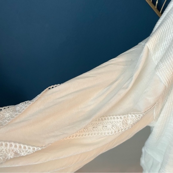 NWOT POL White Hooded Top with Lace Accents - Picture 5 of 8